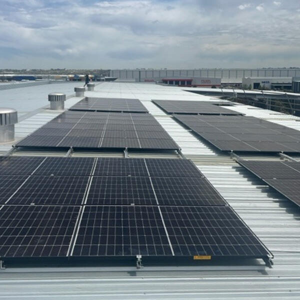 Commercial solar installation on roof of North Geelong steel fabricator by Kizz Electrical